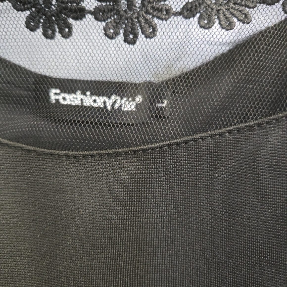 Elegant Black Midi Dress with Lace Sleeves - Picture 4 of 4